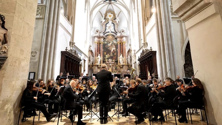 Martin Haselblöck mit dem & quot ;Orchester Wiener Akademie & quot; © Michael Weller