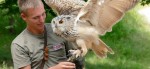 Wildparadies_Falkner-mit-Uhu ©Erlebnispark Tripsdrill